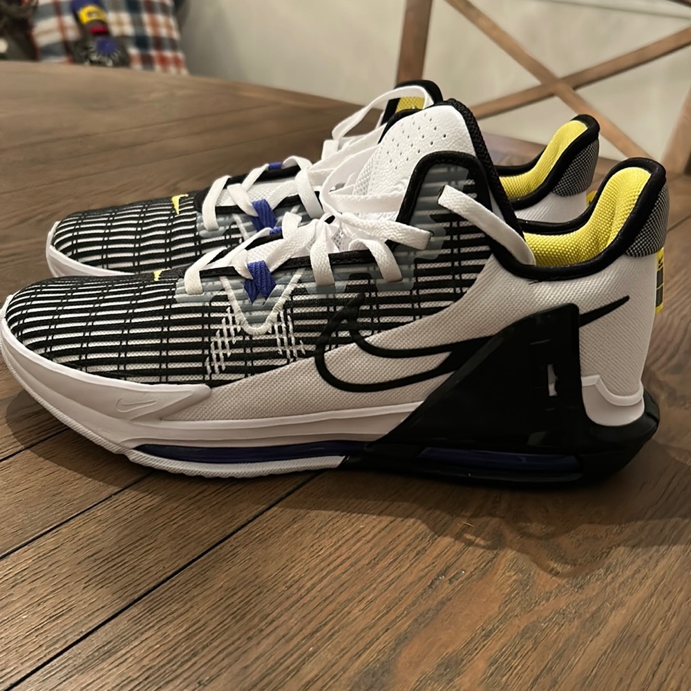 Lebron Witness 6-Men’s